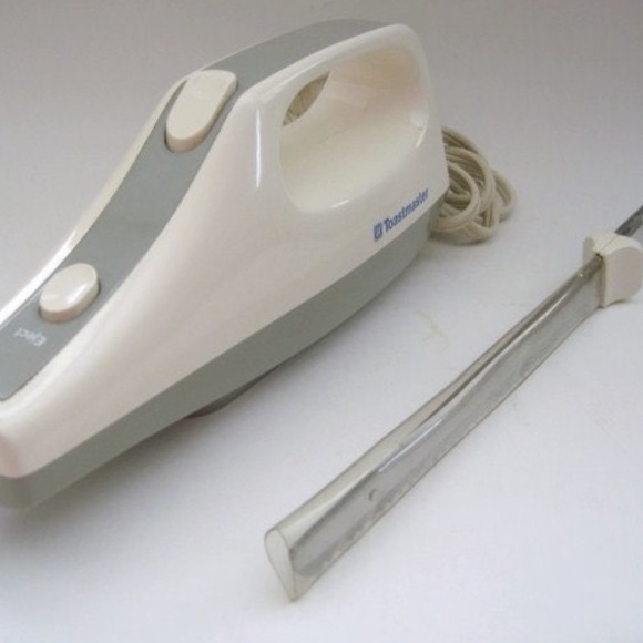 TOASTMASTER ELECTRIC CARVING KNIFE WITH 2-8” STAINLESS STEEL SERRATED KNIFE - Picture 1 of 2